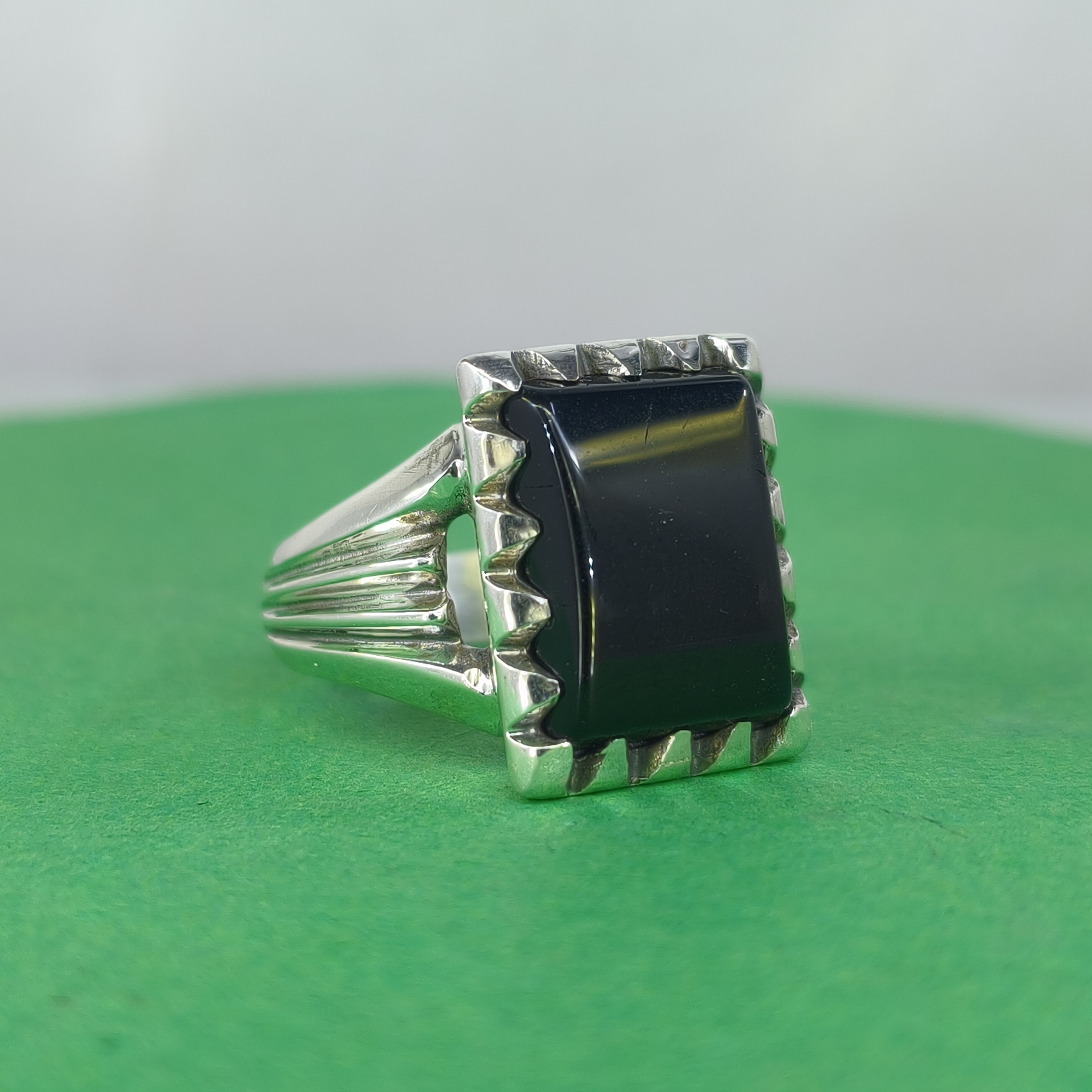 انگشتر مردانه رکاب طرح صفوی نگین عقیق مشکی (اونیکس)